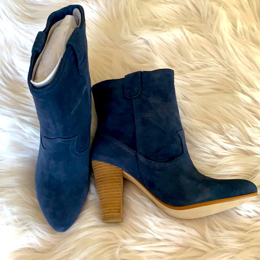 B. Makowsky Blue Suede Booties Size 7